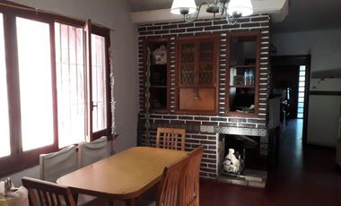 Casa  en venta - 2 dormitorios 2 baños - 190mts2 - Bernal