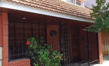 Casa  en venta - 2 dormitorios 2 baños - 190mts2 - Bernal