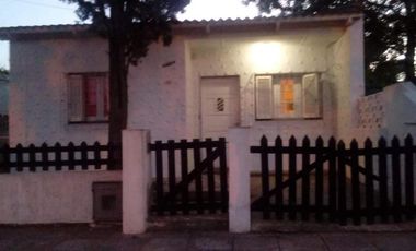 Casa en venta - 2 Dormitorios 1 Baño - Cochera - 132Mts2 - Mar de Ajó