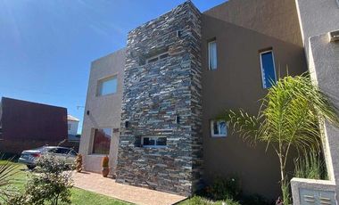 Casa en venta - 3 dormitorios 2 baños - 150mts2  - Miramar