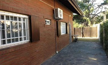 Casa venta 4 dormitorios 2 baños 1 cochera 1 patio 230 mts2 totales - Santa Teresita