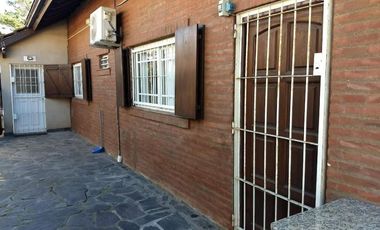 Casa venta 4 dormitorios 2 baños 1 cochera 1 patio 230 mts2 totales - Santa Teresita