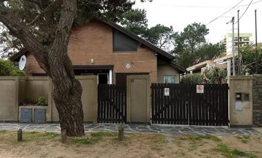 Casa venta 4 dormitorios 2 baños 1 cochera 1 patio 230 mts2 totales - Santa Teresita