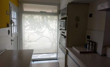 Casa venta 4 dormitorios 2 baños 1 cochera 1 patio 230 mts2 totales - Santa Teresita