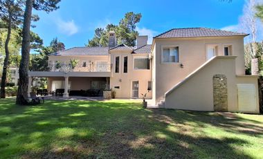 Venta de casa 9 ambientes en Pinamar en Terrazas al Golf