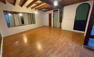 ENCANTADOR DEPTO INTERIOR EN CASA CLÁSICA DE PROVIDENCIA