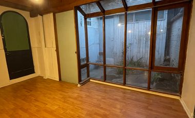 ENCANTADOR DEPTO INTERIOR EN CASA CLÁSICA DE PROVIDENCIA