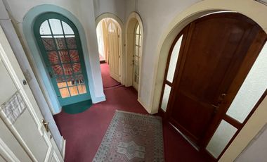 ENCANTADOR DEPTO INTERIOR EN CASA CLÁSICA DE PROVIDENCIA