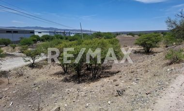 SE VENDE TERRENO - (3)