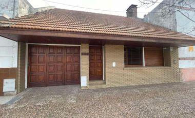 Casa en venta - 3 Dormitorios 2 Baños - Cochera - 300Mts2 - Bolívar