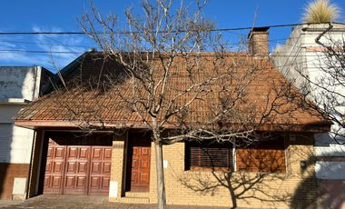 Casa en venta - 3 Dormitorios 2 Baños - Cochera - 300Mts2 - Bolívar