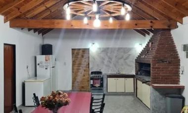 Casa en venta - 3 Dormitorios 3 Baños - Berazategui