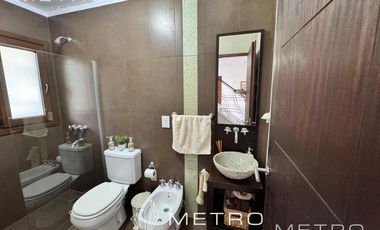 VENTA CASA 8 AMBIENTES A LA LAGUNA NUEVO QUILMES