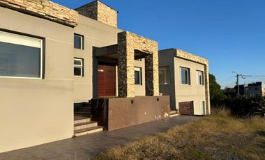 Casa en venta - 5 Dormitorios 3 Baños - Mar Chiquita