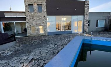 Casa en venta - 5 Dormitorios 3 Baños - Mar Chiquita