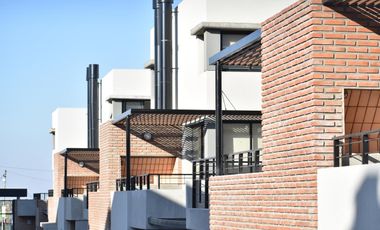 Casa 2 dormitorios en venta, Salida Terraza exclusiva con parrillero - Granadero Baigorria