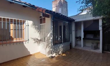 Casa en venta - 3 Dormitorios 2 Baños - Munro