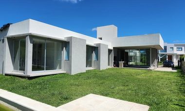 Casa en venta - 3 Dormitorios 4 Baños - Cochera - 650Mts2 - Hudson