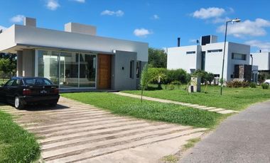 Casa en venta - 3 Dormitorios 4 Baños - Cochera - 650Mts2 - Hudson