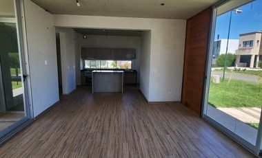 Casa en venta - 3 Dormitorios 4 Baños - Cochera - 650Mts2 - Hudson