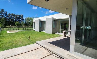 Casa en venta - 3 Dormitorios 4 Baños - Cochera - 650Mts2 - Hudson