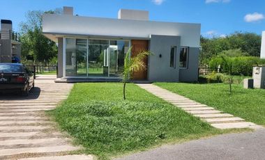 Casa en venta - 3 Dormitorios 4 Baños - Cochera - 650Mts2 - Hudson