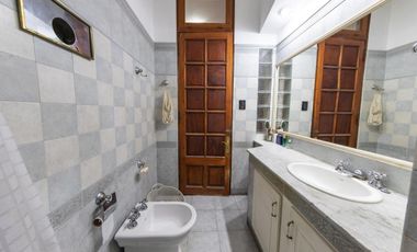 Casa 3 dormitorios con cochera y terraza zona Centro