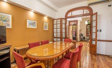 Casa 3 dormitorios con cochera y terraza zona Centro