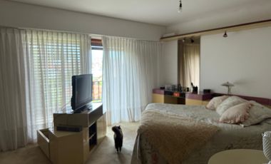 Excelente Chalet con play, cochera cubierta - pileta y jardin.