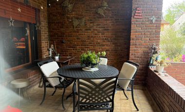 Excelente Chalet con play, cochera cubierta - pileta y jardin.