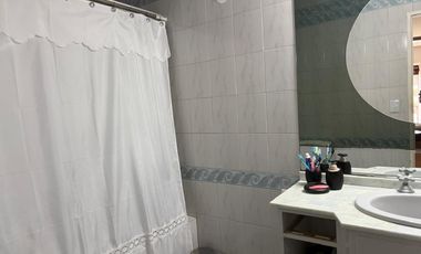 Excelente Chalet con play, cochera cubierta - pileta y jardin.