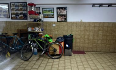 Excelente Chalet con play, cochera cubierta - pileta y jardin.