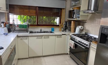 Excelente Chalet con play, cochera cubierta - pileta y jardin.