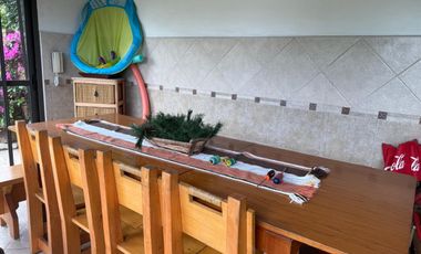 Excelente Chalet con play, cochera cubierta - pileta y jardin.