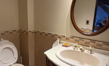 Excelente Chalet con play, cochera cubierta - pileta y jardin.