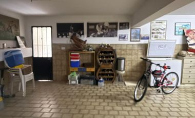 Excelente Chalet con play, cochera cubierta - pileta y jardin.