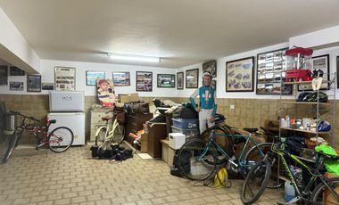 Excelente Chalet con play, cochera cubierta - pileta y jardin.