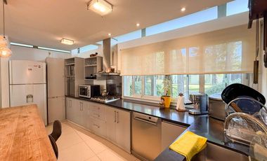 Casa en venta - 4 Dormitorios 4 Baños - 1.400Mts2 - La Plata- Gran Bell.