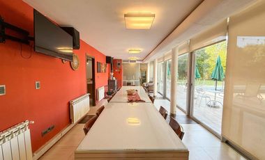 Casa en venta - 4 Dormitorios 4 Baños - 1.400Mts2 - La Plata- Gran Bell.