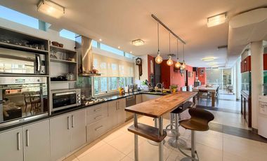 Casa en venta - 4 Dormitorios 4 Baños - 1.400Mts2 - La Plata- Gran Bell.