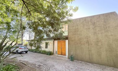 Casa en venta - 4 Dormitorios 4 Baños - 1.400Mts2 - La Plata- Gran Bell.