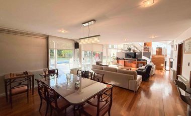 Casa en venta - 4 Dormitorios 4 Baños - 1.400Mts2 - La Plata- Gran Bell.