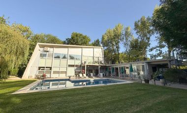 Casa en venta - 4 Dormitorios 4 Baños - 1.400Mts2 - La Plata- Gran Bell.