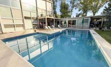 Casa en venta - 4 Dormitorios 4 Baños - 1.400Mts2 - La Plata- Gran Bell.