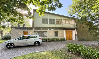 Casa en venta - 4 Dormitorios 4 Baños - 1.400Mts2 - La Plata- Gran Bell.