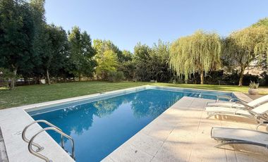 Casa en venta - 4 Dormitorios 4 Baños - 1.400Mts2 - La Plata- Gran Bell.