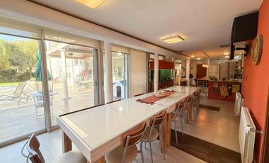 Casa en venta - 4 Dormitorios 4 Baños - 1.400Mts2 - La Plata- Gran Bell.