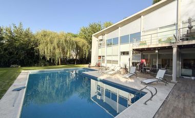 Casa en venta - 4 Dormitorios 4 Baños - 1.400Mts2 - La Plata- Gran Bell.