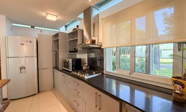 Casa en venta - 4 Dormitorios 4 Baños - 1.400Mts2 - La Plata- Gran Bell.