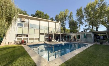 Casa en venta - 4 Dormitorios 4 Baños - 1.400Mts2 - La Plata- Gran Bell.